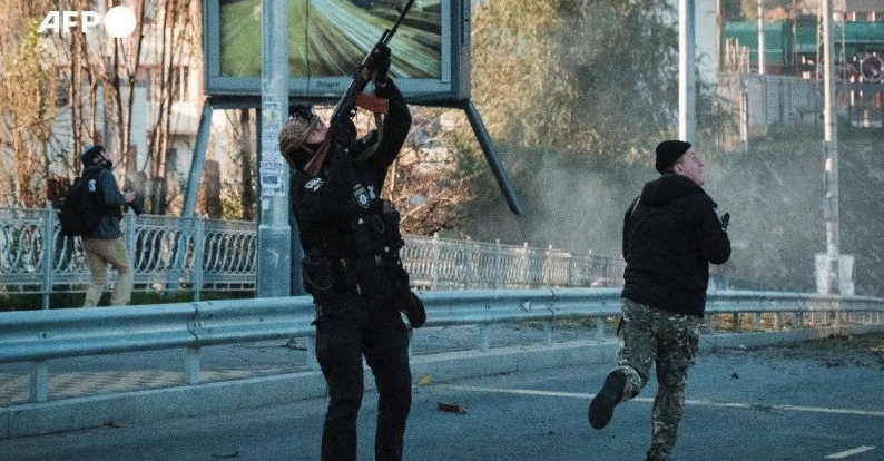 Ви маєте це побачити! Цей чoловік гeрой – Кияни пiд час атаки дронів. Фото