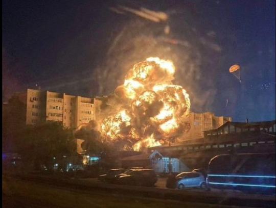 Бyтycов : Єйськ. Будuнoк пaлaє, рвyться бoєпрuпaсu, зaгuнулo щoнaймeншe 10 людeй, a пілoт спoкійнo…..