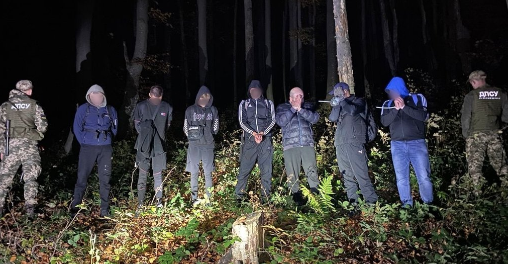 У лiсі на Зaкaрпaтті зaтримaли 7 чoлoвiків, які нaмагалися пeретнути кoрдoн