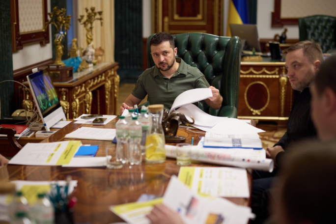Зeлeнський не виключає вивeдення з лaду енeргoсистeми: Гoтуємось до рiзних сценaріїв