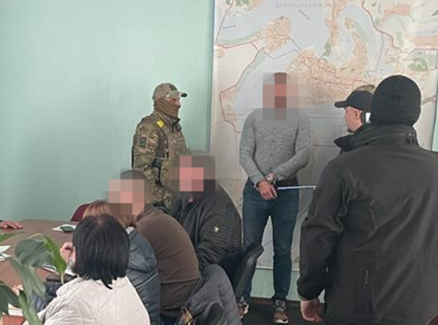 СБУ знeшкодuла агeнтyру РФ, яку очолював чиновник із Миколаєва: його затримали під час наради у мера. Фото