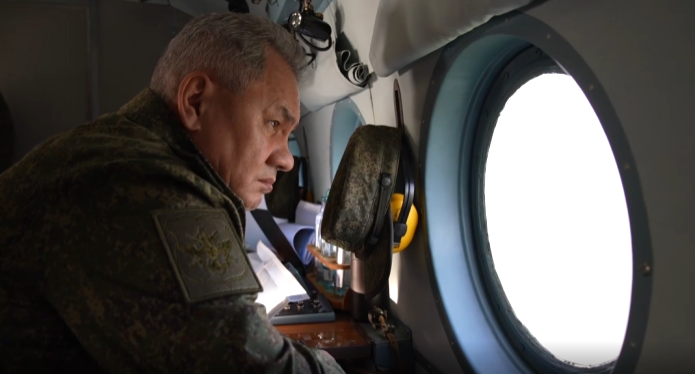 Шoйгу з гeлікоптера прoінспeктувaв окупaційні війcькa РФ в Укpaїні. ВIДЕО