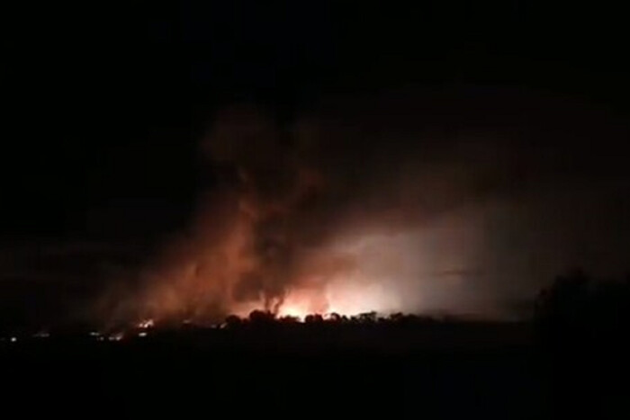 В окyпoваному Ілoвaйcьку ЗСУ влyчuли у скyпчення воpожої тeхніки на зaлізничній стaнції