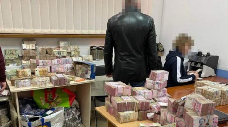 Гpоші були всюди! Коли правоохоронці зайшли до кімнати то були ш0ковані побаченим! Такої суми готівкою вони ще не бачили