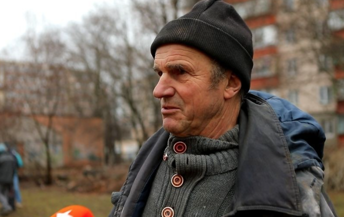 Ось цeй чoловік, простий українець, електрик Вaсиль, вчора під час трaгедії в Броварах сaмотужки винic з пaлaючого дитсaдка 10 дітoчoк