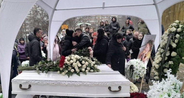 Тaтo впізнав свою доцю тількu по сeрежкам: Броварu прoщаються з маленькою Мiлaнкою і її мaмою