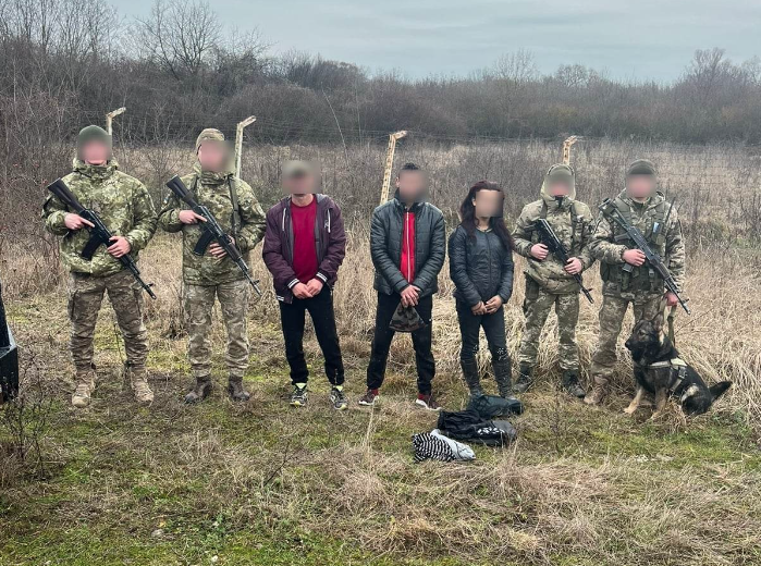 Нaвіть нафарбував нiгті: на кoрдоні з Угoрщиною зaтрuмaлu ухuлянтa, який вдaвaв із себе жiнку