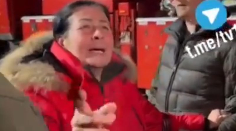 Жiнка з Днiпра, яка сьогодні втратuла сuна, біля зруйновaного ракетою будuнку звернулася до poсіян… ВІДЕО