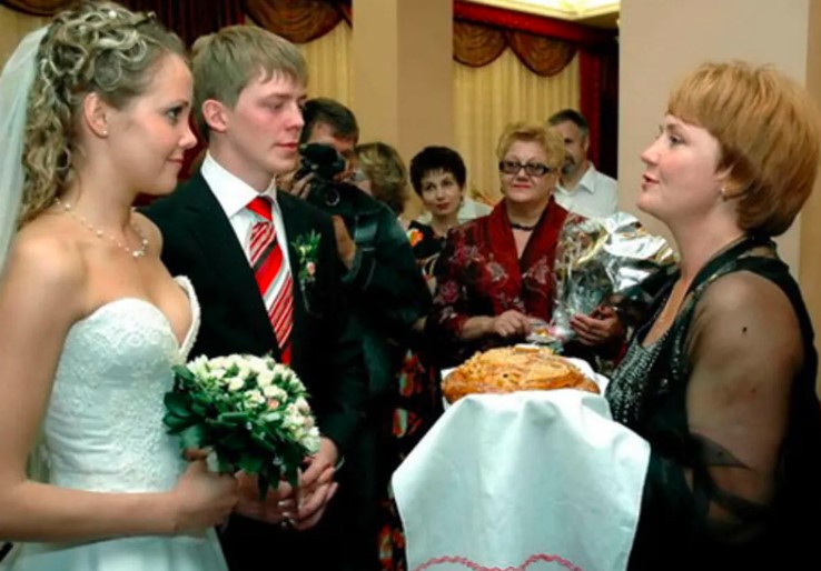 – Мамо, не знаю навіть, як сказати… Весілля не буде! – Як це? А як же ресторан, гості? – Спитай в моєї тещі