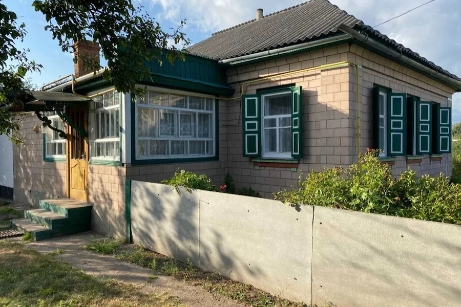 Лариса вже майже тиждень гостювала у своєї бабусі. Допомогла їй із городом, зробила генеральне прибирання в будинку. І, нарешті, вирушила назад у місто. Важка валіза на коліщатках підстрибувала на кожній нерівності. Вимотана дорогою, Лариса нарешті дісталася додому. Жінка, намагаючись не шуміти, пройшла до спальні. Там вона переодяглася і вже хотіла йти на кухню, як раптом почула приглушені голоси. Заглянувши у прочинені двері, Лариса побачила батьків чоловіка. Свекор та свекруха про щось тихо розмовляли. Лариса прислухалася до їхньої розмови і ахнула від почутого