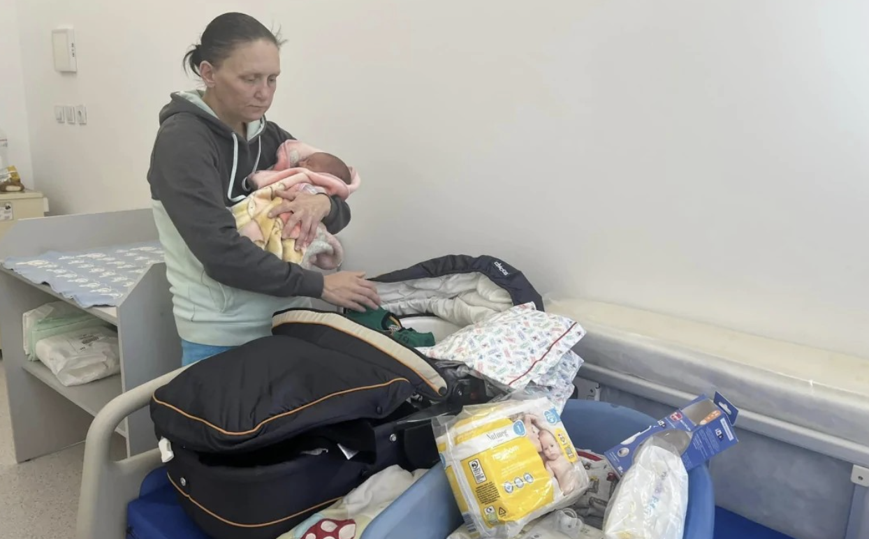 Я завагітніла в старшому віці і боялася осуду свекрухи. Та її реакція мене шокувала… Я у шлюбі з Андрієм вже 18 років. За цей час у нас народилось двоє синів. А минулого року я сама того не очікуючи дізналась, що вагітна. У моєму віці 41 це трохи було ризиковано. Про цю звістку ми хотіли сказати на її день народження, а щойно переступили поріг, а вона заявляє…