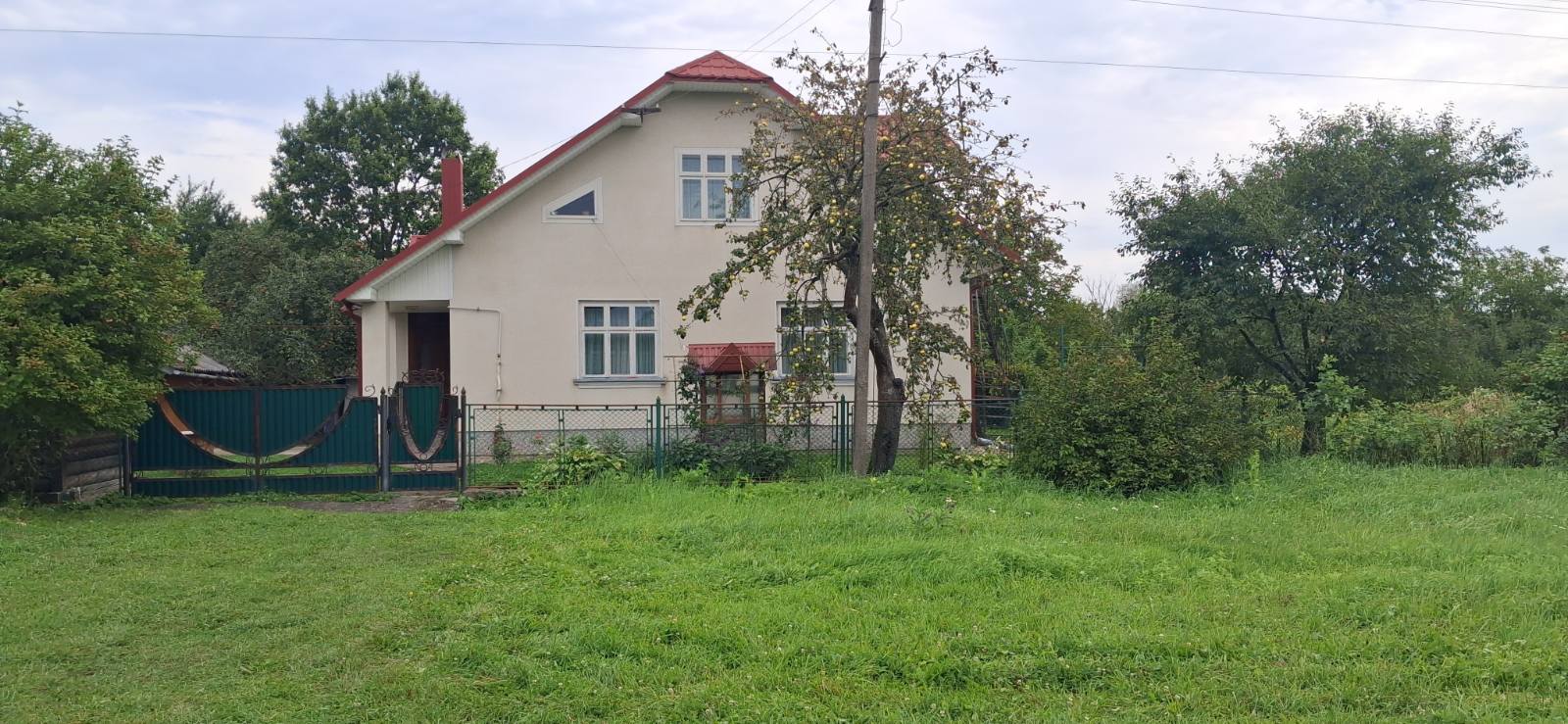 За кілька тижнів приїхала Оксана – не попередила, не написала. Просто з’явилась, як колись Марія – у тапках, але тепер на високих підборах. І з валізою. – Мамо… я… я розлучаюсь. Він… він сказав, що я для нього «домашній меблевий гарнітур». Усе, що я мала – робота, квартира – залишилось там. А я з дитиною. Софійка спить у машині. Марія мовчки відчинила двері. Софійку поклала на ліжко в кімнаті, де колись спав Юрко. І от – вони знову були разом. Мама, дочка й внучка. Марія варила борщі, збирала ожину, співала Софійці «Ой у вишневому саду». Оксана потроху розмерзалась. – Пробач, мамо… Я завжди думала, що ти втекла від нас у Польщу. А тепер бачу – ти нас рятувала