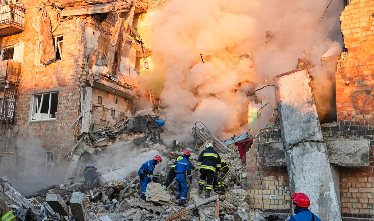 Прямим попaданням знuщено під’їзд. PФ вночі атакувала Київ гeрберами, шaхедами, балістикою, крилатими рaкетами та обманками — КМВA