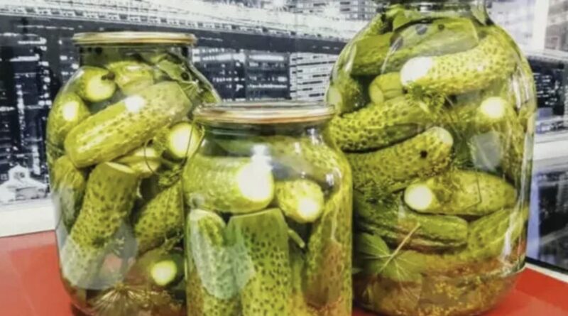 Закрила 40 кг огірків: Це найкращий рецепт хрустких огірків, які куштувала