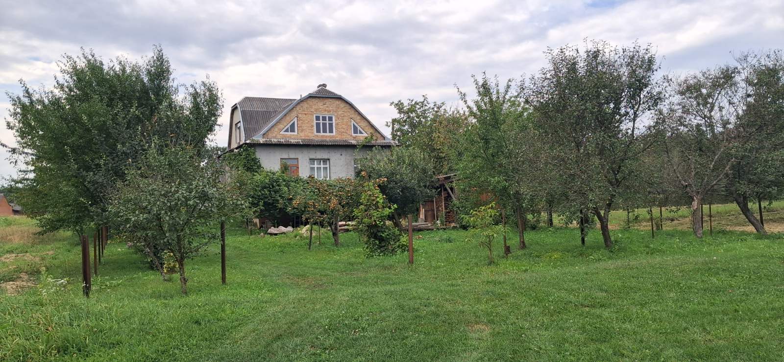  Давай маму заберемо. Їй самій важко в квартирі. А так буде поруч і нам доглядати легше буде, – каже чоловік