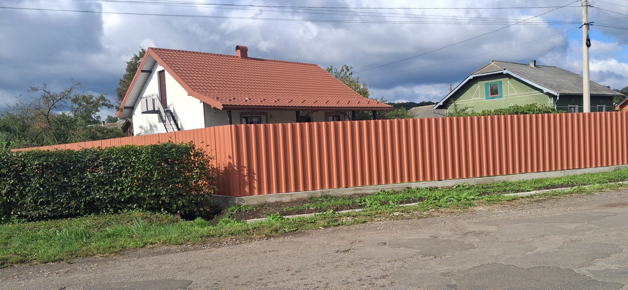 – Моя мама допомогла нам хату збудувати, а тепер ваша черга! – Не люблю я хитрувати, вирішила відразу серйозно зі свекрами поговорити. Та вони мене здивували