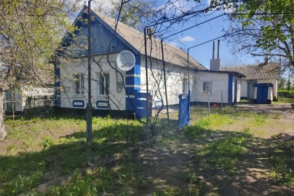 Ніна вже йшла спати, як раптом прийшло повідомлення з незнайомого номера: «Мами не стало. Поминки 1 листопада». Ніна не спала всю ніч, а вранці, вона вирушила до села, де жила мати. Біля її хати стояли чотири машини. Ніна з квітами увійшла в двір. Там стояв довгий стіл і дерев’яні лави. З дому вийшла її сестра з купою тарілок. Ніна кинулася до неї і заплакала. – Ніно, заспокойся, – раптом засміялась та. – З мамою все добре