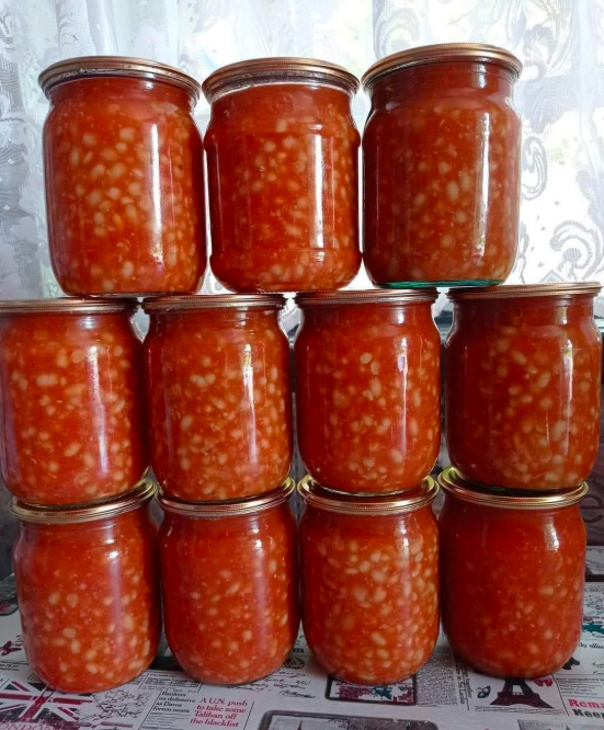 Консервована Квасоля у томаті: супер смакота. Можно і в борщ і просто поїсти, смачно .