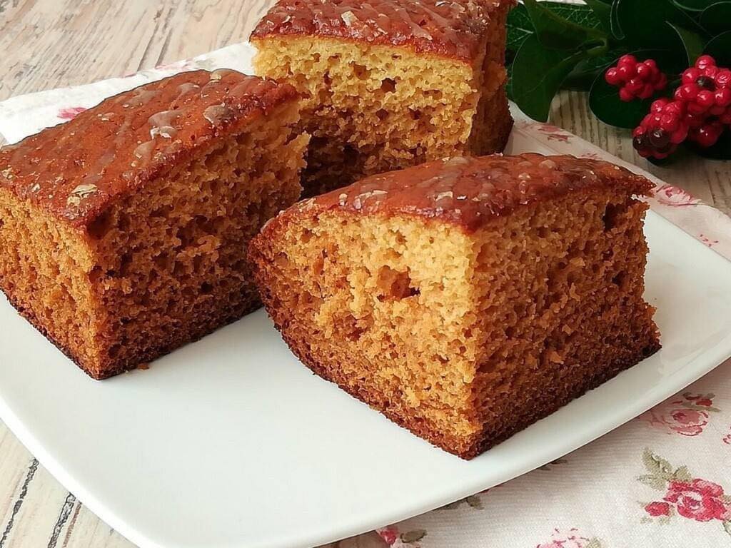 Дуже простий, але такий смачний пиріг із манки та меду