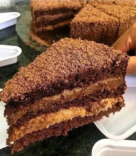 Ніжний шоколадний торт на окропі — простий, вологий, ідеальний до чаю 