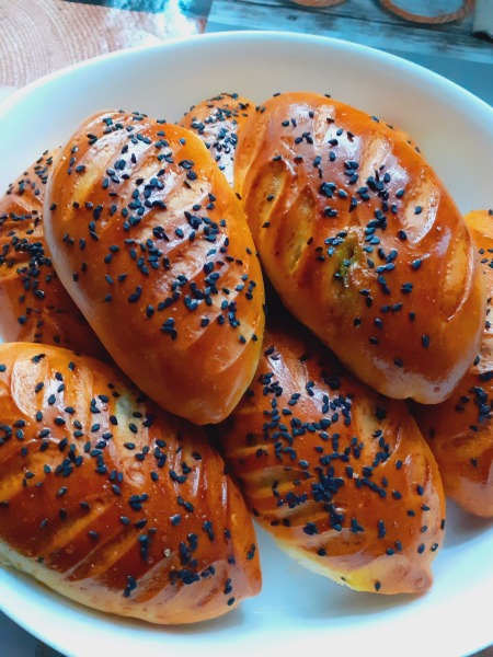 Красиві, як сонечко! Дріжджові пиріжки з начинкою за рецептом української господині!