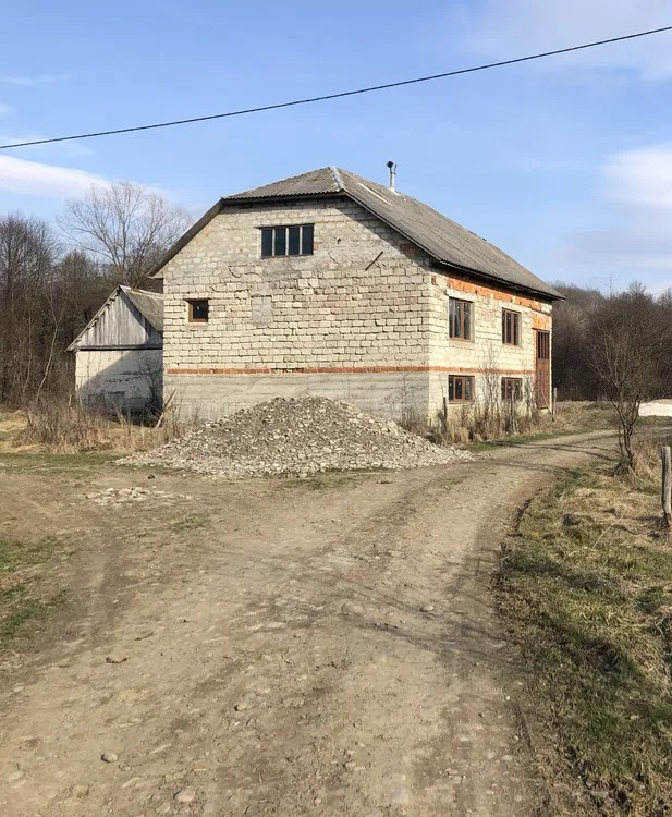 Набрала гостинців і поїхала до рідних на Великдень. Відчинила хвіртку рідного двору – і мало не зомліла