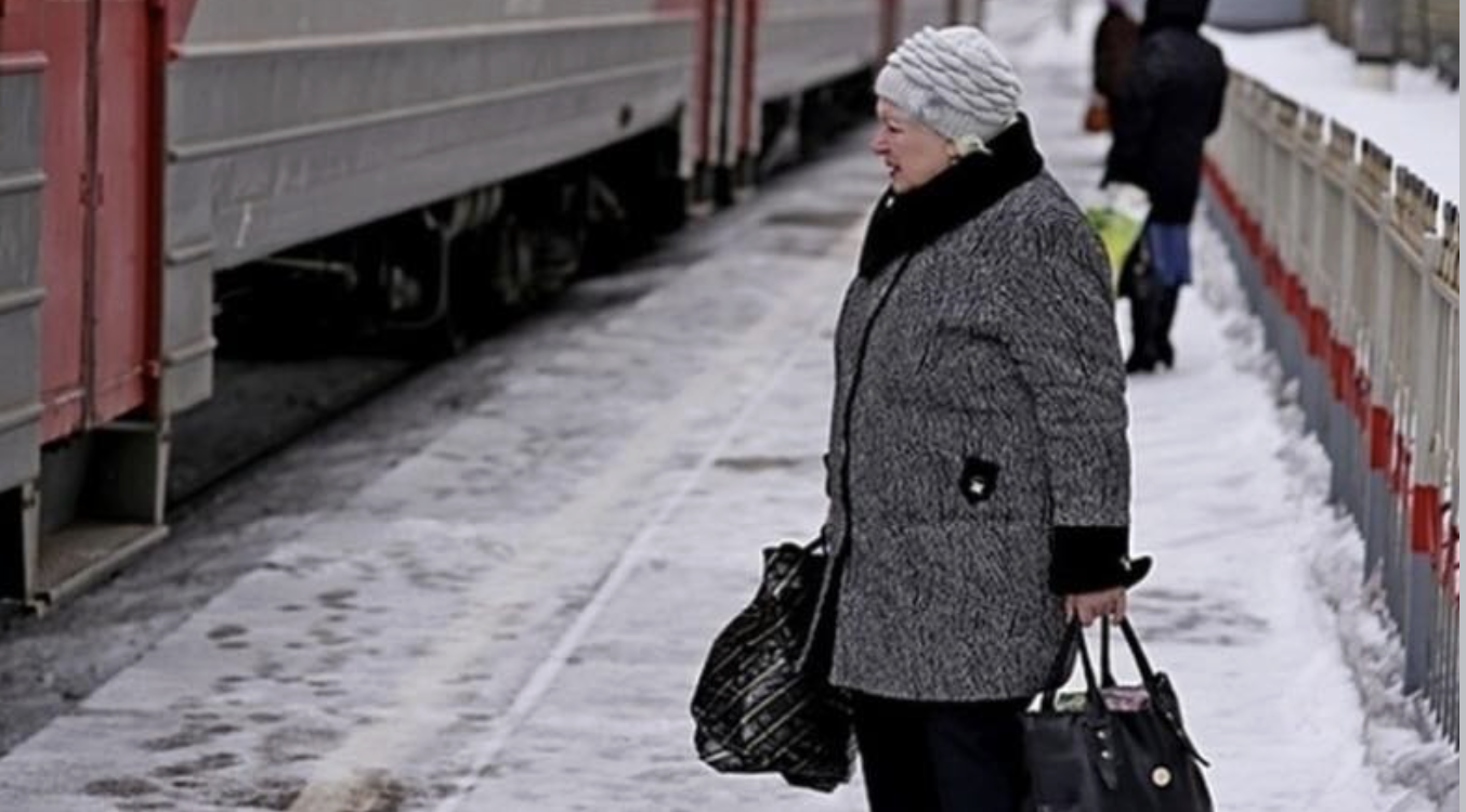 Надія поверталася з села. Гостювала у сестри. А коли поверталася додому, то рідня напаковали їй величезні сумки: три сумки кілограм по 12 і величезну валізу…