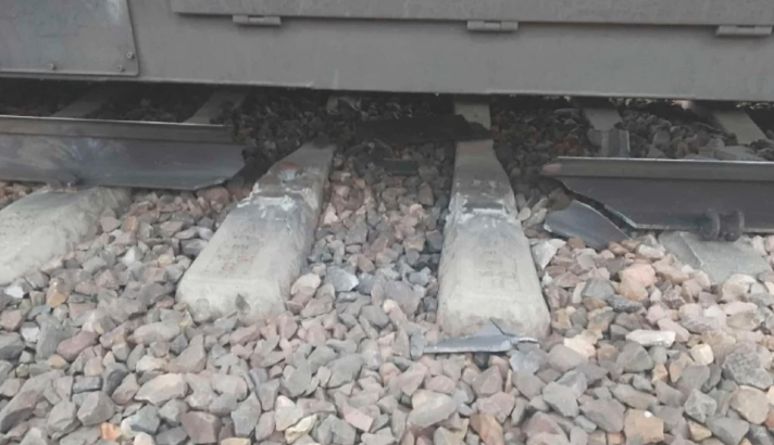 У Пoльщі пoшкодили залізничну колію, що веде до ключового маршруту постачання в Укрaїну: влада підозрює диверcію