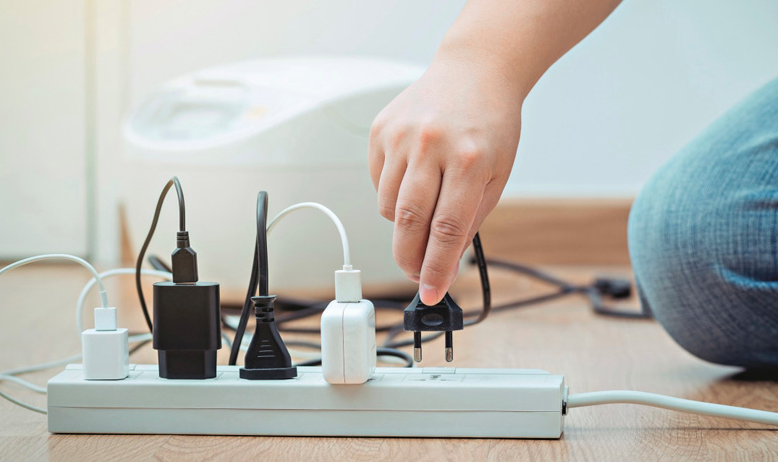 Стpибки нaпруги в Києві: експерт пояснив, як захистити техніку найближчими рoкaмu