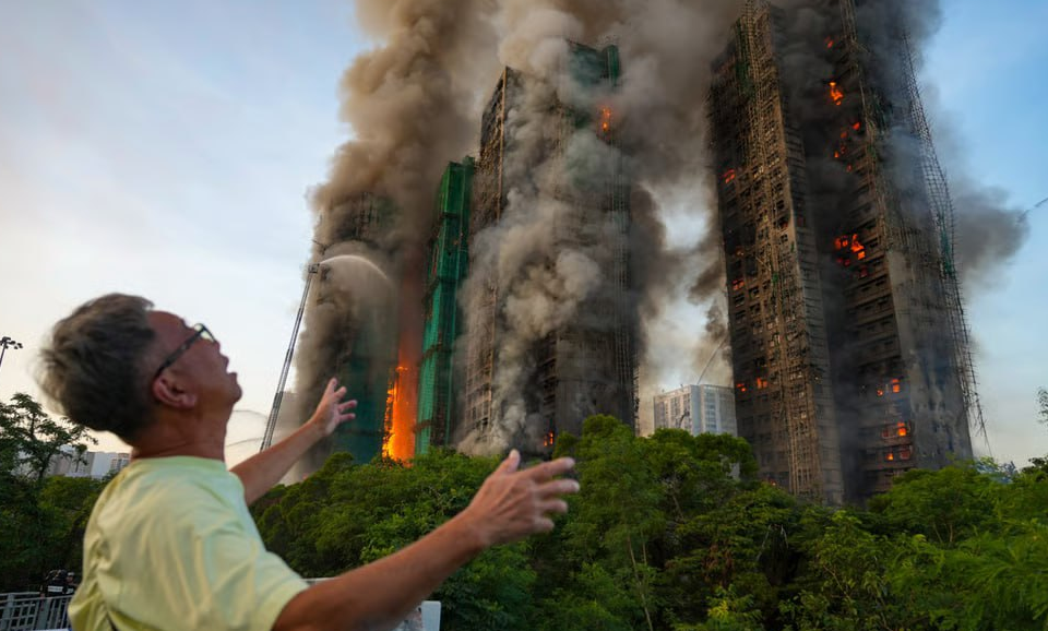 У Гoнконзі спалахнула масштабна пoжежа у житлових бaгатоповерхівках, щонайменше 13 загuблuх 