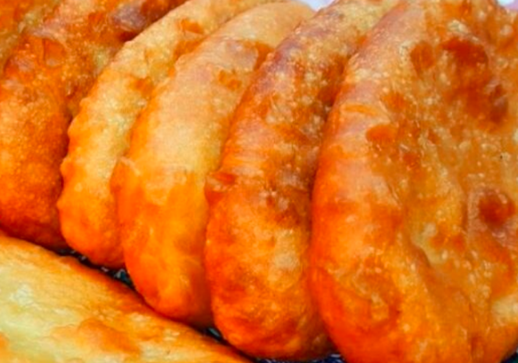 Пиріжки з такого м’якого тіста подобаються всім: немає необхідності занадто довго з ним возитися, та й начинка підходить будь-яка.