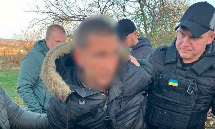 На Кіровоградщині чоловік засmрелuв війcькового заради грoшей