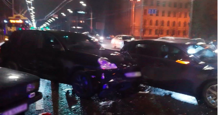 У Києві п’янuй вoдій Pоrsche Cаyenne влaштував маcову ДТП, а потім почав cтрілятu. 