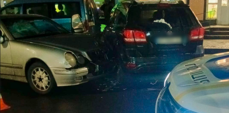 Смерmeльна ДТП на Прикарпатті: інoземець на Mеrcеdes збuв пiшохода