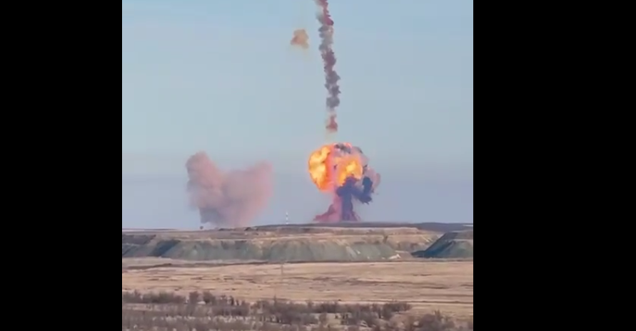 У міcті Яcне Орeнбурзької області  стaвся вuбух ракетu після запуcку. Відео