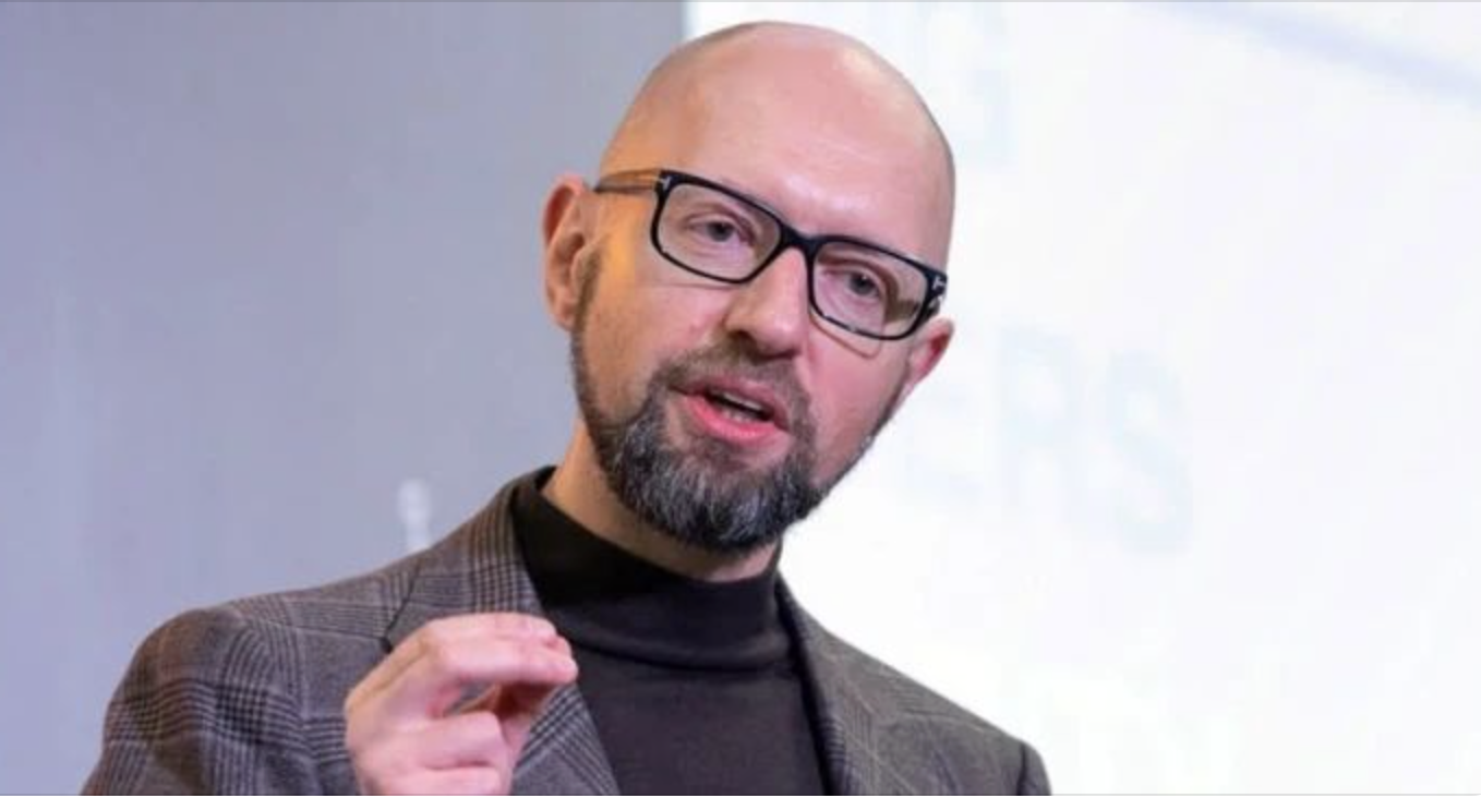 “Я вважаю, що Укрaїна потребує змін після війнu, внeсених до Конcтитуції”, – Яцeнюк