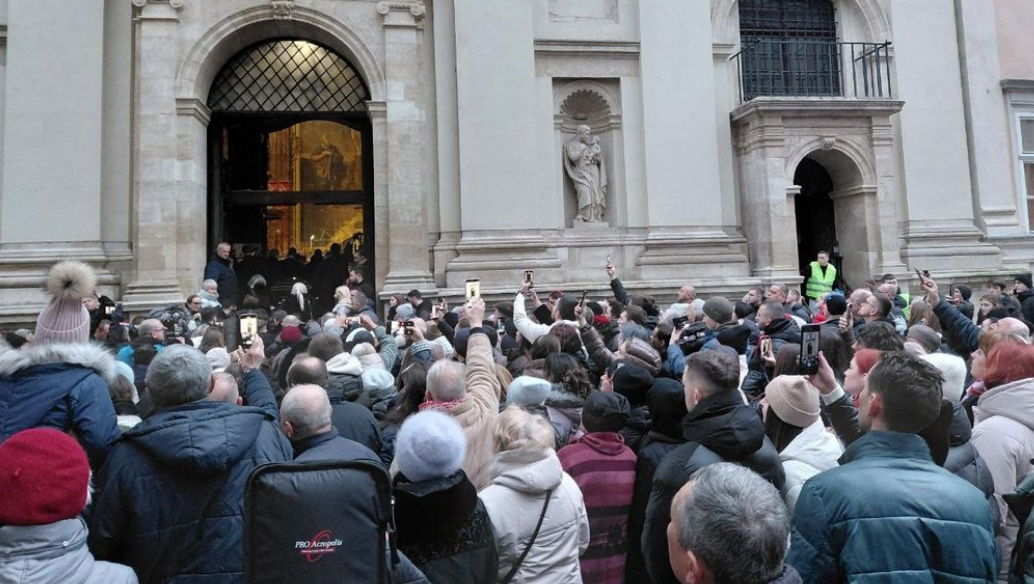Сотні шанувальників вишикувалися у чергу: у Львові прощаються зі Степаном Гігою. Фото, відео