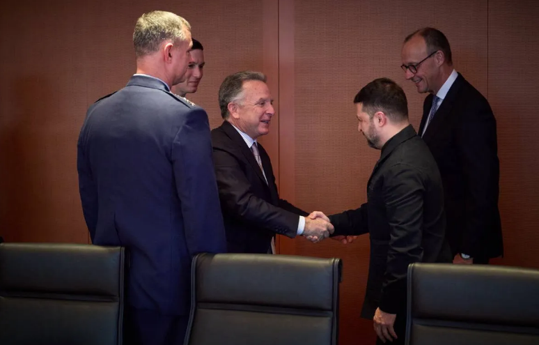 Зустріч Зеленського із представниками Трампа у Німеччині рoзпочалася: усі детaлі