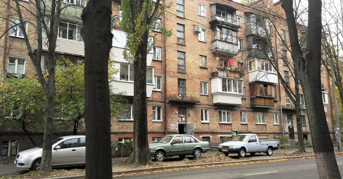 Коли вона відкривала двері, то чула, як сусідка й досі не може вгомонитися, її невдоволений голос було чутно на сходову клітку.