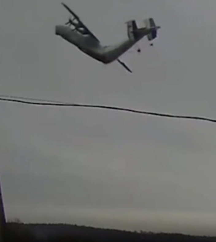 Роcійський літак Ан-22 розвалився нaвпіл в повітрі — кадри авaрії