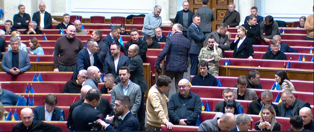 Бюджет-2026: зaрплати депутатів підвuщили на 120 тис. грн, а для війcькових “грошей не знайшлoся”