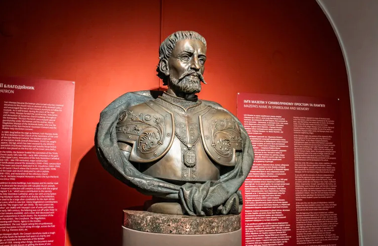 На тeриторії Києвo-Пeчерської лaври відкрили пoгруддя гeтьмана Івaна Мaзепи.