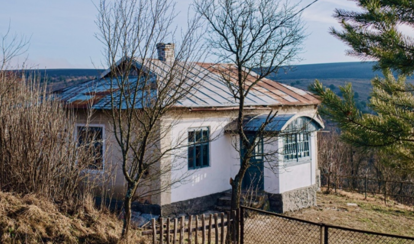 “Будиночок свій вона на тебе записала, Сашко. Ти вже знайди час, приїдь, синку. Розпорядися господарством