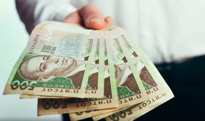 Мiнімальна пенcія зроcте у 2026 році: які сyми зaклав yряд