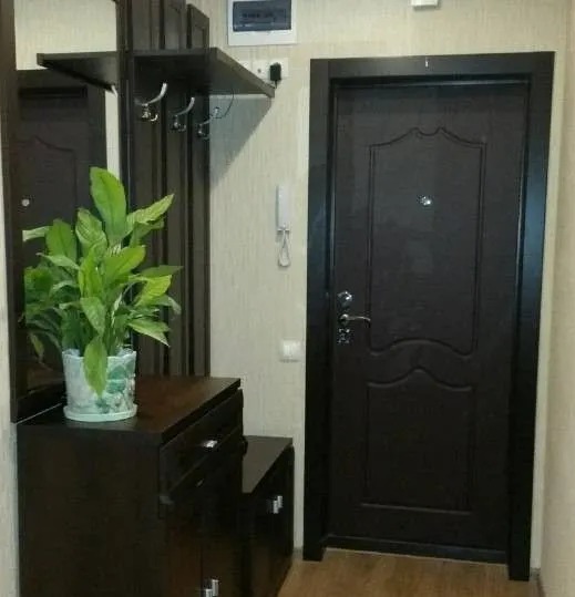 За два тижні Максим з’явився на порозі Олени. — Привіт, сестричко. Я вирішив, що мати тепер житиме з тобою. Олена дивилася на брата і вперше бачила його справжнім — маленьким, егоїстичним хлопчиком, який звик перекладати свої проблеми на інших. — Цікаво ти вирішив, — спокійно відповіла вона. — А ти в цю квартиру бодай копійку вклав? Ти запитав мою маму, чи хоче вона покидати свій дім, де вона прожила сорок років? — Мати тебе виростила, тепер твій обов’язок — дбати про неї! Ти завжди була зручною, от і будь такою зараз. В пам’яті Олени промайнули всі ті рази, коли вона бігала в магазин за його дорученням, коли прибирала його брудний посуд, коли ковтала образи за святковим столом. — Виростила? — Олена зробила крок уперед. — Я виросла сама, Максиме. Попри твій егоїзм. Мама житиме з тобою. Ти завжди був її гордістю, от і доведи це справою. Захисти її від Каті, забезпеч їй спокій. А в мене своє життя