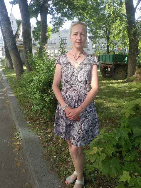 – Ось мене й не підозрювали. Тепер житимемо інакше, ти відпочивай, я буду і господарством займатися і їду готувати. – У магазин теж я ходитиму. А ти сідай у крісло і дивися серіали. Я молодша за тебе, так що ти тепер під моїм наглядом. – У своєму будинку я сама впораюсь. Ти звикла до міського життя, а тут село. Хоч і вода в будинку та газ, але на все звички потрібна.