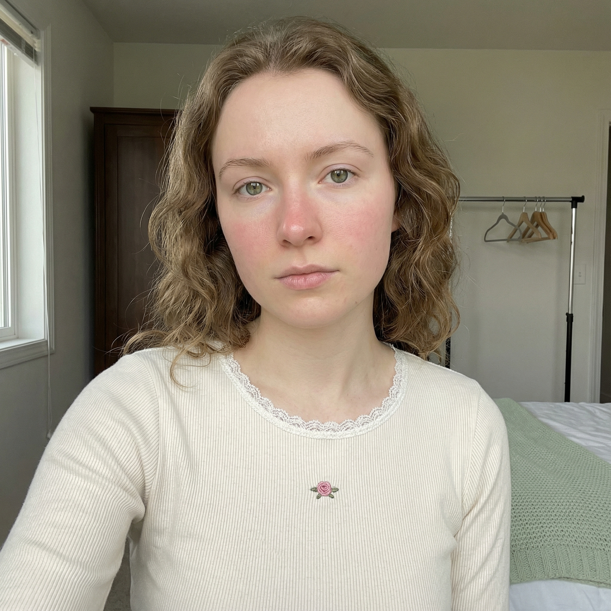 – Ігоре, ти вдома, – вигукнула Ліля з коридору. – Підійди будь-ласка. Чоловік підійшов і, побачивши усміхнену Лілю, дуже здивувався. – Дістань на балконі, велику сумку, – попросила вона. Чоловік швидко приніс сумку, і передав її дружині. Ліля почала поспіхом збирати речі. – А ти кудись їдеш? – запитав Ігор. – Так, дорогий, – засміялася вона, – Їду. Назовсім їду! Ігор здивовано дивився на дружину, не розуміючи, що відбувається