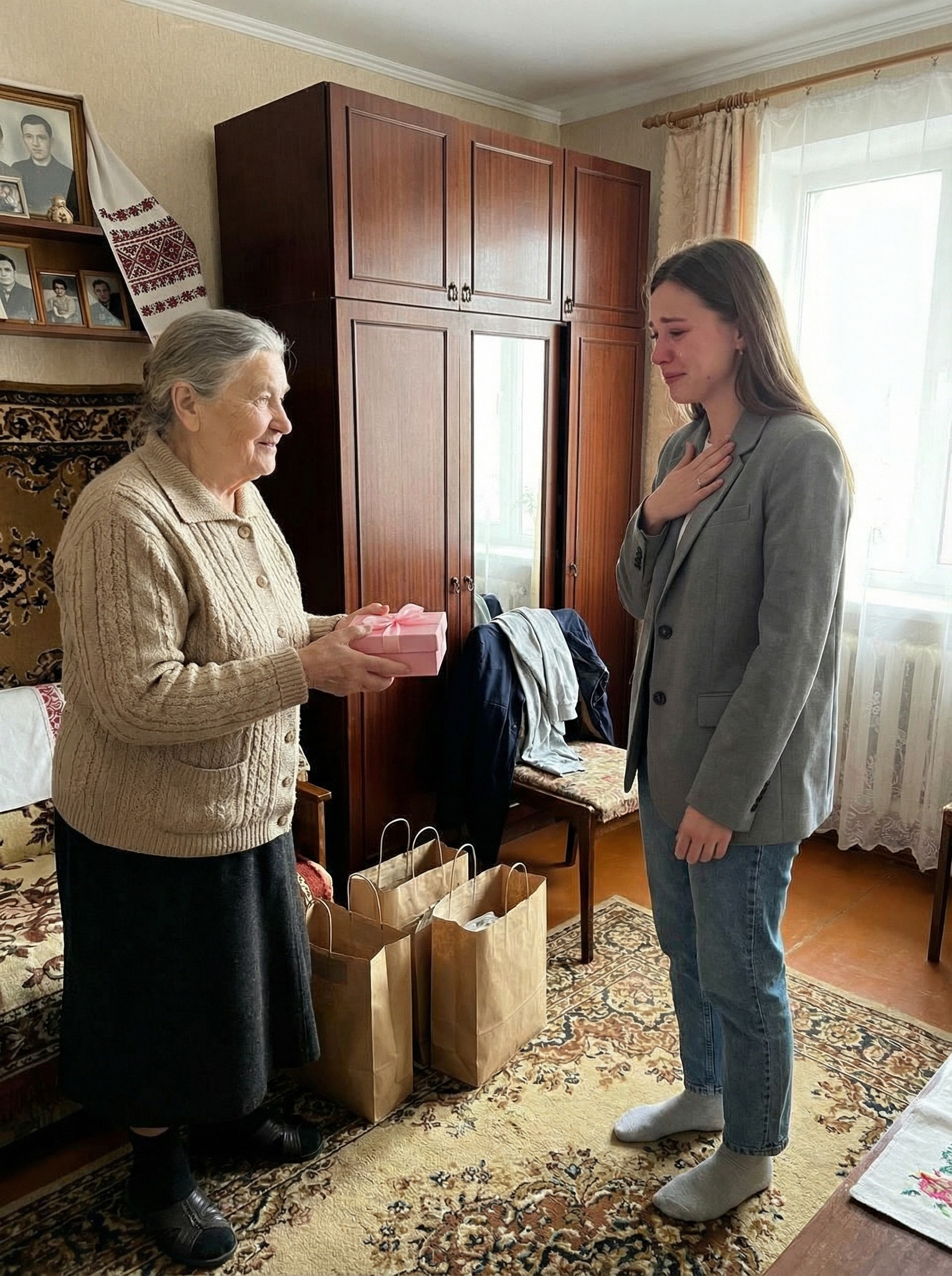 — Ну, що ти, бабусю, не треба грошей, я сама все куплю! — Який там сама! У тебе весілля на носі, ніби я не знаю, яке все зараз дороге. Бери, не сперечайся. До речі, у мене для тебе подарунок є, почекай, зараз дістану. Бабуся довго рилася в шафі і шаруділа пакетами, поки, нарешті, не витягла невеликий рожевий.