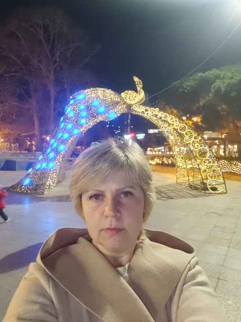 – Я зараз встану! – гукнула Марина, побачивши чоловіка. – Тату, я макарони з тушонкою приготувала! – гордо сказала батьку Ліза… До ночі Марині стало гірше, і її забрала швидка. У лікарню до Марини Ліза поїхала разом із татом. Андрій тихо говорив у коридорі з лікарем, але Ліза все одно дещо почула.