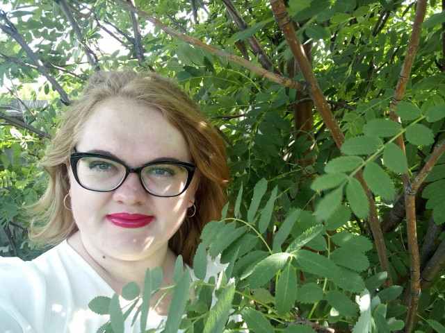 Мабуть, у напівтемряві коридору підсліпуватими очима вона мене не впізнала. Воно й не дивно. Скільки років минуло з того часу, як я бігала в цьому дворі дівчиськом. А зараз я приїжджала рідко, справи. Найчастіше дзвонила. – Позавчора ще, – зашепотіла змовницьким голосом Тамара Іванівна. – Приїжджали якісь люди. Вантажили речі в машину, а квартиру на продаж виставлено, я сама бачила. – А куди вона поїхала? – Розгублено запитала я. – Адресу знаєте?